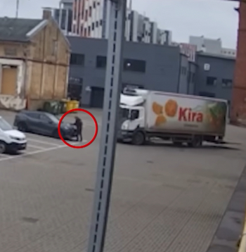 Videonovērošanas kameru notvertais moments ar nozieguma brīdi.