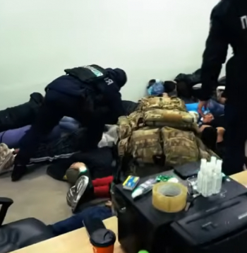 Policija atklāj Ukrainā bāzētu telefonkrāpnieku tīklu; aizturēti 12 latviešu valodā runājoši krāpnieki.