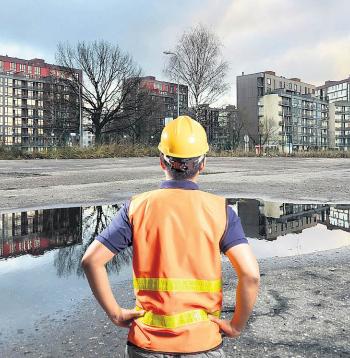 Pūces ielas nami pamestajā pļavā aiz Mēbeļu nama izauga laikā, kad brieda nekustamā īpašuma burbulis. Ēkām jau agrāk bijušas ķibeles – noplēsta sienas apdare, plaisājošs stiklojums, bet vienai no būvēm savulaik pat noteikts avārijas stāvoklis.