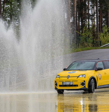"Renault 5". Trīs no septiņiem konkursa "Latvijas Gada auto 2026" finālistiem ir izmēros pieticīgi un ne sevišķi dārgi elektromobiļi. Tādi ir "Hyundai Inster", "Renault 5" un "Kia EV 3".