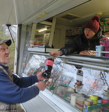 Inešu pagasta iedzīvotājs Guntis Liepiņš autoveikalā izvēlas saldo dzērienu.