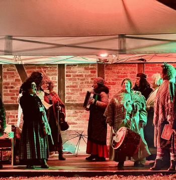 Bluķa vakars ar budēļu piedalīšanos Jelgavas Vecpilsētas kvartālā notiek ik gadu.