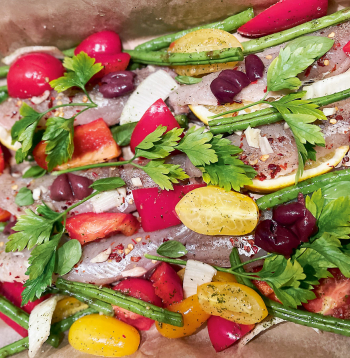 Zivis, dārzeņus un garšaugus kārto uz pannas, nedaudz aplej ar svaigu apelsīnu sulu.