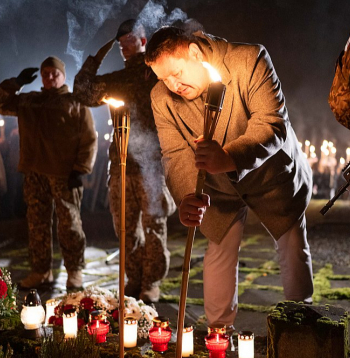 Ogres novada domes priekšsēdētājs juridiski bija un ir Egils Helmanis, bet amata pienākumus šajā sasukumā viņš esot pildījis tikai 24 dienas. Attaisnotā prombūtnē slimības dēļ E. Helmanis atrodas kopš 25. augusta. Attēlā: Egils Helmanis šā gada 11. novembrī Ogrē piedalās Lāčplēša dienas lāpu gājienā.