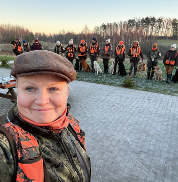 Pasākuma atklāšanā – vēl nenojaušot par šo suņu darba spējām.