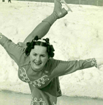 Alise Dzeguze Armijas sporta kluba laukuma slidotavā, 20. gs. 30. gadi.