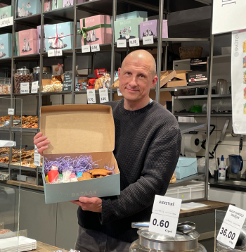 Bijušais fabrikas “Stenders” līdzīpašnieks jau otro gadu Rīgā attīsta
konditorejas biznesu. Attēlā: Jānis Bērziņš Matīsa ielas beķerejā ar Ziemassvētku piparkūku dāvanu kasti.