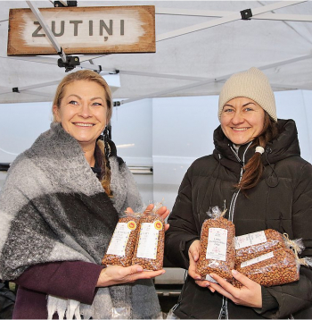 "Mūsu lepnums ir "Lielie Ziemassvētku zirņi" – šķirne, kura nākusi mantojumā no paaudzes paaudzē. Kā jau katru gadu pircēju interese par tiem ir nemainīgi laba," ir gandarītas "Zutiņu" saimnieces, māsas Rūta Beirote (no kreisās) un Santa Meļķe.