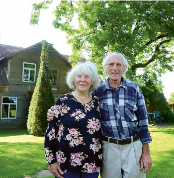 Ivars un Laima Lindes: "Mežs mums kļuvis kā savējais. Visu laiku gribas uz to aiziet, pastaigāt. Mežā dzīvot ir labi, taču ar ražu jādalās."