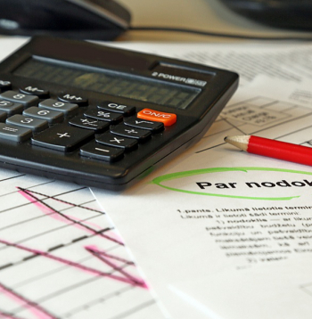 2026. gadā palielināsies gan minimālā alga, galvenokārt radot papildu izmaksas uzņēmējiem, gan arī neapliekamais minimums, palielinot naudas daudzumu iedzīvotāju maciņos.