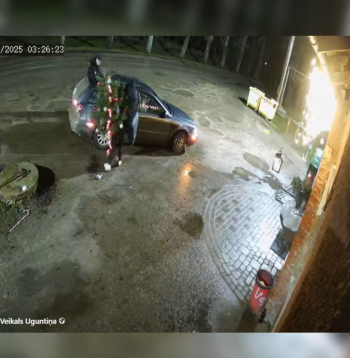 Ekrānuzņēmums no videonovērošanas kameras ieraksta.