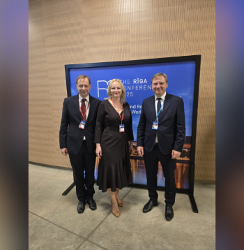 No kreisās: LATO valdes priekšsēdētājs Jānis Karlsbergs, LATO ģenerālsekretāre Sigita Struberga un LU rektors profesors Gundars Bērziņš.