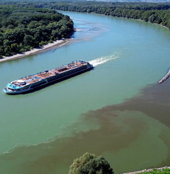Donava - upe, kas plūst caur desmit Eiropas valstīm. Attēlā vieta, kur tā šķērso Austrijas – Slovākijas robežu.