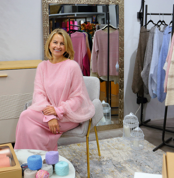 Rozā komplekts "Mākonītis" ir adīts no kidmohēras un zīda dzijas. Gaisīgais džemperis darināts kā uzskates materiāls, lai varētu notestēt jaunās dzija.