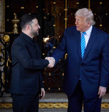 Donalds Tramps un Volodimirs Zelenskis "Mar-a-Lago" īpašumā.