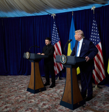 Donalds Tramps un Volodimirs Zelenskis "Mar-a-Lago" īpašumā.