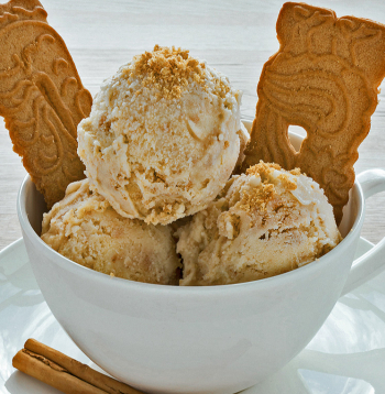 Saldējums ar piparkūkām.