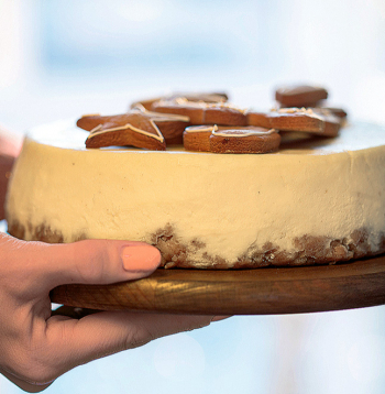 Siera kūka ar piparkūku pamatni.