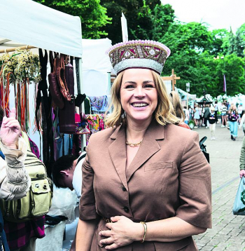 Valdības (it kā) restarts. Premjere Evika Siliņa (attēlā) 21. februārī izziņoja valdības “restartu” un “uzrāvienu”. Amatu zaudēja trīs ministri – gan daudz kritizētais satiksmes ministrs Kaspars Briškens, gan kompānijas dēļ klāt paķertā izglītības un zinātnes ministre Anda Čakša un labklājības ministrs Uldis Augulis, kā arī vairāki parlamentārie sekretāri. Atlaistajiem diezgan ātri tika atrasti aizvietotāji. Vienlaikus valdības vadītāja arī izziņoja tā saukto “4X4” darbu plānu, tomēr visu šo rosīšanās pavadīja lielas šaubas, vai tās tiešām ir kādas reālas pārmaiņas vai drīzāk to imitācija. Valdības (it kā) restarts. Premjere Evika Siliņa (attēlā) 21. februārī izziņoja valdības “restartu” un “uzrāvienu”. Amatu zaudēja trīs ministri – gan daudz kritizētais satiksmes ministrs Kaspars Briškens, gan kompānijas dēļ klāt paķertā izglītības un zinātnes ministre Anda Čakša un labklājības ministrs Uldis Augulis, kā arī vairāki parlamentārie sekretāri. Atlaistajiem diezgan ātri tika atrasti aizvietotāji. Vienlaikus valdības vadītāja arī izziņoja tā saukto “4X4” darbu plānu, tomēr visu šo rosīšanās pavadīja lielas šaubas, vai tās tiešām ir kādas reālas pārmaiņas vai drīzāk to imitācija.