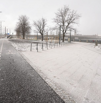 Jaunā Mūkusalas ielas krasta promenāde Rīgā sniegotajā pirmdienā.