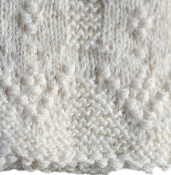 Balto dūraiņu raksts. 