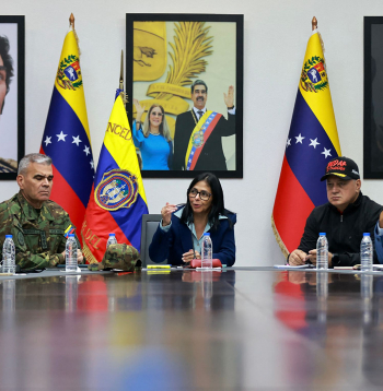 Šajā Mirafloresas pils preses dienesta izplatītajā fotoattēlā redzama Venecuēlas viceprezidente Delsija Rodrigesa (centrā), kura uzrunā klātesošos līdzās Venecuēlas aizsardzības ministram Vladimiram Padrino Lopesam (otrais no kreisās) un Venecuēlas iekšlietu, tieslietu un miera ministram Diosdado Kabello (otrais no labās) Ministru padomes sēdes laikā viceprezidentūras ēkā Karakasā 2026. gada 4. janvārī. Šajā Mirafloresas pils preses dienesta izplatītajā fotoattēlā redzama Venecuēlas viceprezidente Delsija Rodrigesa (centrā), kura uzrunā klātesošos līdzās Venecuēlas aizsardzības ministram Vladimiram Padrino Lopesam (otrais no kreisās) un Venecuēlas iekšlietu, tieslietu un miera ministram Diosdado Kabello (otrais no labās) Ministru padomes sēdes laikā viceprezidentūras ēkā Karakasā 2026. gada 4. janvārī.