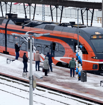 Rīgas Centrālajā dzelzceļa stacijā pienāk zīmola "Elron" vilciens.
