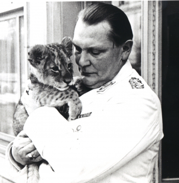 Hermans Gērings ar savu mājdzīvnieku lauvu, 1938. gads.