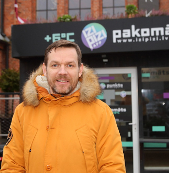 "Uzņēmumam ir visotaļ ambiciozi attīstības plāni – trīs gadu laikā, piesaistot franšīzes partnerus un investīcijas 1,5 miljonu eiro apjomā, visā Latvijā izveidot plašu tīklu, kurā būtu 160 pakomāti," atklāj uzņēmuma "IziPizi" dibinātājs un līdzīpašnieks Rolands Dzenis.