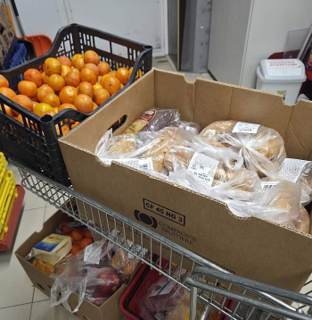 2024. gadā Latvijā tika radīti vairāk nekā 269 tūkstoši tonnu pārtikas atkritumu. Ražošanā, pārstrādē un ēdināšanā atkritumu apjoms samazinās, taču mājsaimniecībās un tirdzniecībā – palielinās. Viens no risinājumiem šai problēmai ir pārtikas ziedošana labdarības organizācijām, un tā kļūst arvien populārāka.