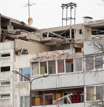 Mājai Rīgā, Bauskas ielā, noteikts avārijas stāvoklis, un tās ekspluatācija aizliegta. Vakar pašvaldība organizēja dzīvokļu īpašnieku sapulci, lai lemtu par sertificēta būvinženiera piesaistīšanu ēkas stāvokļa ekspertīzei.