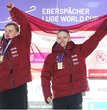 Eduards Ševics-Mikeļševics (no kreisās) un Lūkass Krasts pēc pirmās uzvaras karjerā Pasaules kausa posmā.