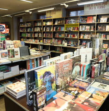 Arī grāmatnīcu "Globuss" piedāvājumā redzams, ka pircēji labprāt izvēlas gan latviešu autoru grāmatas – tā ir tendence, kas jau gadiem iepriecina gan autorus, gan izdevējus –, gan arī dažāda veida tulkoto literatūru.