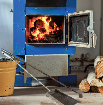 Siltumnesējs, pakāpeniski uzsilstot, ceļas līdz sistēmas augstākajam punktam un plūst caur slīpi stiprinātām caurulēm. Cirkulācijas rezultātā ūdens uzsilda radiatorus.