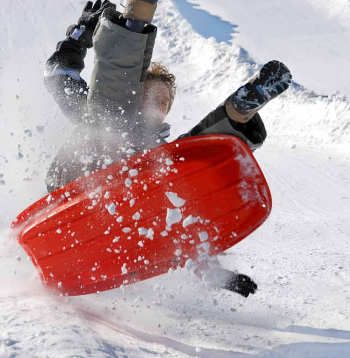 Mediķi atgādina – braucot ar ragaviņām no kalna, nevajadzētu arī aizmirst par drošību.