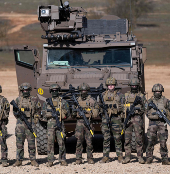 Franču karavīri pēc kaujas simulācijas "Scorpion Days" manevru laikā Vāras departamentā, Francijā, 2025. gada martā. Reaģējot uz ASV prezidenta Donalda Trampa mājienu par ASV spēku atvilkšanu
no Eiropas 2025. gada februārī un Krievijas karu pret Ukrainu, Eiropas valstis apspriež obligātā militārā dienesta atjaunošanu, lai stiprinātu savu aizsardzību pret Krievijas agresiju.