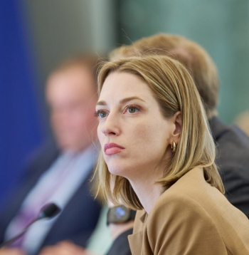 Kultūras ministre Agnese Lāce (P).