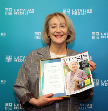 Balva “Gada intervija” – mūsu kolēģei, “Mājas Viesa” redaktora vietniecei žurnālistei Ilzei Pētersonei par sarunu ar Ilzi Auzeri “Jādod pretim – un pa purnu” (“Mājas Viesis”, Nr. 20, 2025.). Sveicam un lepojamies!