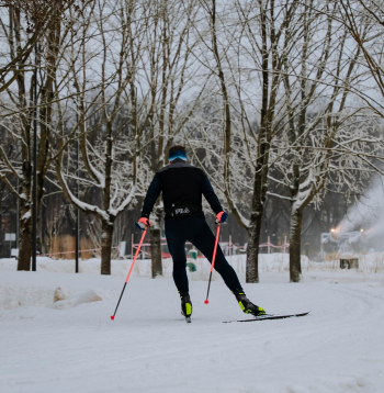 Ziemas prieki slēpošanas trasē Uzvaras parkā.