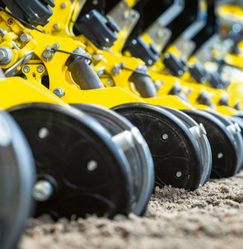 Jaunākās sējas sistēmas nodrošina precīzu sēklu izvietošanu. Mainīgas sēklu normas atkarībā no augsnes zonām palielina ražu un samazina sēklu patēriņu.