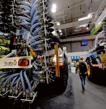 Mēslošanas tehnoloģiju tendence turpina virzīties uz precīzu un augu vajadzībām atbilstošu barības vielu lietošanu, kā arī iespējamu to zudumu samazināšanu. Lai to panāktu, ražotāji izstrādā vieglākas mašīnas ar augstu efektivitāti, uzlabotus agregātus un alternatīvas sistēmas.