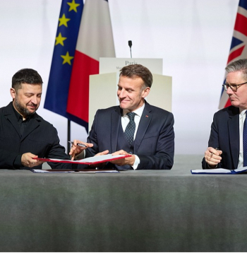 Labas gribas koalīcijas valstu līderu sanāksmē Parīzē otrdien Ukrainas prezidents Volodimirs Zelenskis (no kreisās), Francijas prezidents Emanuels Makrons un Apvienotās Karalistes premjerministrs Kīrs Stārmers parakstīja deklarāciju par daudznacionālo spēku izvietošanu Ukrainā pēc kara beigām. "Pēc pamiera noslēgšanas Apvienotā Karaliste un Francija Ukrainā izveidos militārās bāzes," pēc sarunām paziņoja Stārmers.