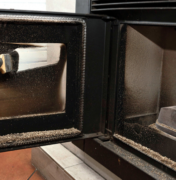 Katlu efektivitāti uzlabo regulāra sildvirsmu tīrīšana.