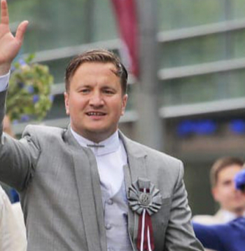 Kora “Kamēr…” mākslinieciskais vadītājs un galvenais diriģents Jurģis Cābulis Dziesmu
un deju svētku gājienā 2023. gadā. Kora “Kamēr…” mākslinieciskais vadītājs un galvenais diriģents Jurģis Cābulis Dziesmu
un deju svētku gājienā 2023. gadā.