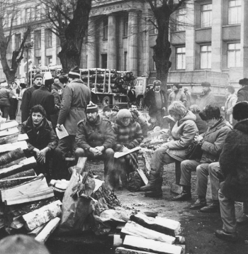 Barikādes un to aizstāvji pie Latvijas Republikas Ministru Padomes ēkas.