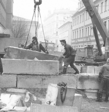 Barikāžu celšana pie Latvijas Republikas Augstākās Padomes ēkas.