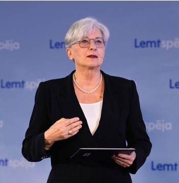 Sandra Kalniete: "Vienīgais veids, kā panākt, lai Kremlis mainītu savu nostāju, ir vēl lielāka spiediena izdarīšana uz Krieviju – gan militāra, gan ekonomiska –, lai Krievijas iekšienē augtu neapmierinātība."