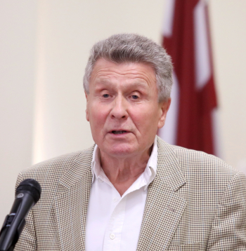 Apgāda "Zelta Ābele" pārstāvis un Kārļa Goppera mazdēls Kārlis Goppers.