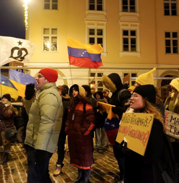 Pie Rīgas pils notiek kopienas centra "Maiznīca" rīkots protests "Rokas nost no Venecuēlas".