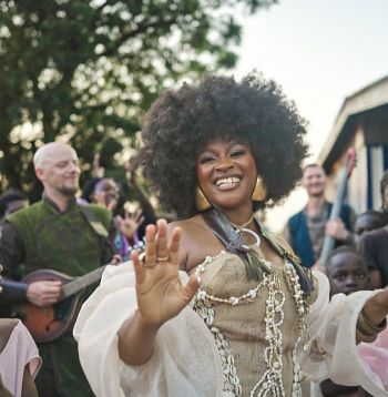 Abiana, pilnā vārdā Eldaha Nā Abiana Diksone, ir Ganā ļoti populāra skatuves zvaigzne. Par sadarbību ar Latvijas mūzikas grupu "Auļi" viņa saka: "Es sajutu viņu enerģiju, dzīvoju viņu ritmā un reaģēju instinktīvi."